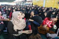 Ning Lia saat menyampaikan pesan tentang demokrasi kepada generasi muda di Sumenep. (Foto Dok Ho/RadarBangsa.co.id)
