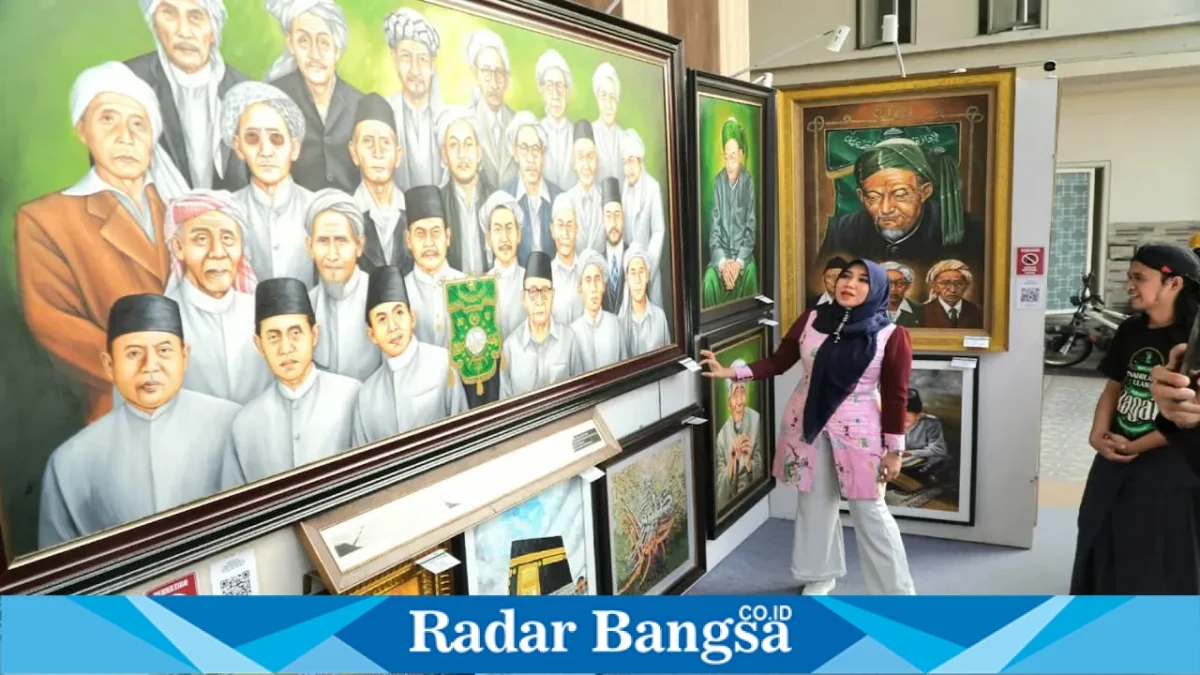 Ning Lia melihat koleksi karya seni para pelukis Jombang, Senin (24/8/2026). (Foto Dok Ho/RadarBangsa.co.id)