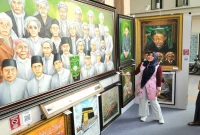 Ning Lia melihat koleksi karya seni para pelukis Jombang, Senin (24/8/2026). (Foto Dok Ho/RadarBangsa.co.id)