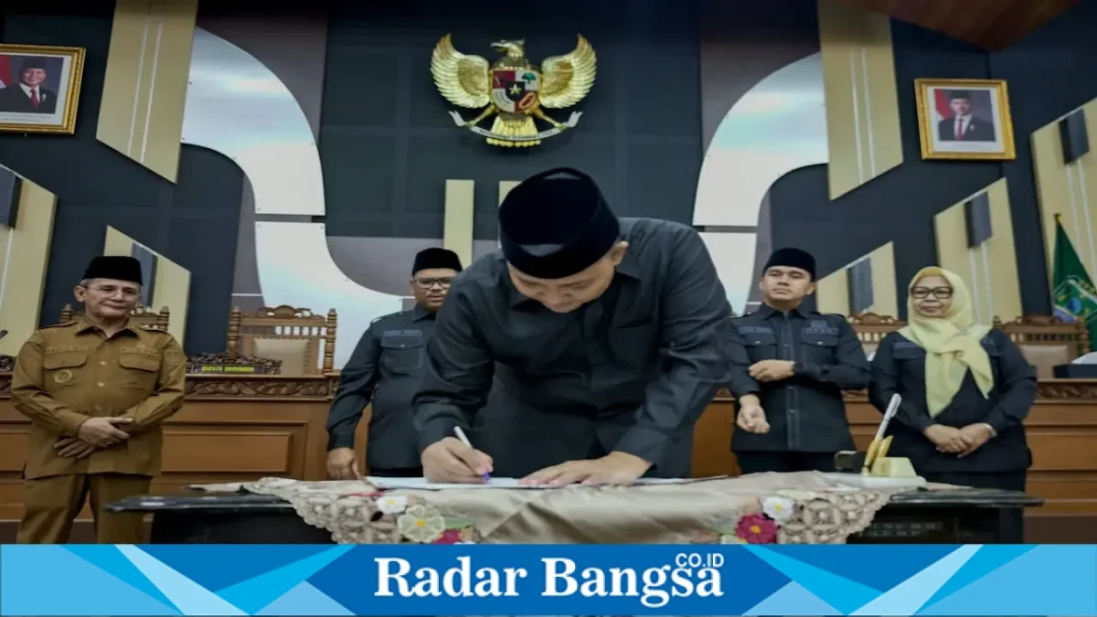 Bupati Pasuruan Rusdi Sutejo saat rapat paripurna persetujuan P-APBD 2026 di DPRD Kabupaten Pasuruan, Senin (24/8/2026). (Foto Dok Ho/RadarBangsa.co.id)