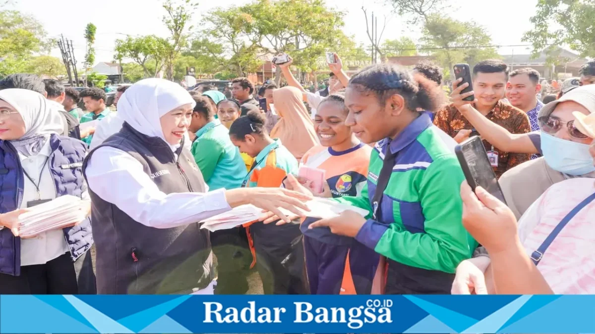 Gubernur Jawa Timur Khofifah Indar Parawansa membagikan Bendera Merah Putih kepada warga dan pelajar saat Pasar Murah di Lapangan Kelurahan Kramat, Kabupaten Nganjuk, Kamis (13/8). (Foto Dok Ho/RadarBangsa.co.id)