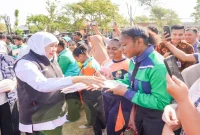 Gubernur Jawa Timur Khofifah Indar Parawansa membagikan Bendera Merah Putih kepada warga dan pelajar saat Pasar Murah di Lapangan Kelurahan Kramat, Kabupaten Nganjuk, Kamis (13/8). (Foto Dok Ho/RadarBangsa.co.id)