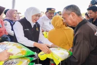 Gubernur Jawa Timur Khofifah Indar Parawansa saat menyapa masyarakat dalam Pasar Murah di Lapangan Kelurahan Kramat, Nganjuk, Kamis (13/8). (Foto Dok Ho/RadarBangsa.co.id)