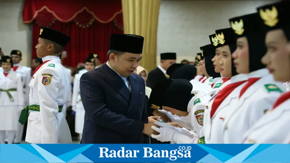 Bupati Jember Gus Fawait mengukuhkan Paskibraka Kabupaten Jember 2026 di Pendopo Wahyawibawagraha, Sabtu (15/8/2026) malam. (Foto Dok Ho/RadarBangsa.co.id)