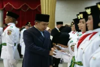 Bupati Jember Gus Fawait mengukuhkan Paskibraka Kabupaten Jember 2026 di Pendopo Wahyawibawagraha, Sabtu (15/8/2026) malam. (Foto Dok Ho/RadarBangsa.co.id)