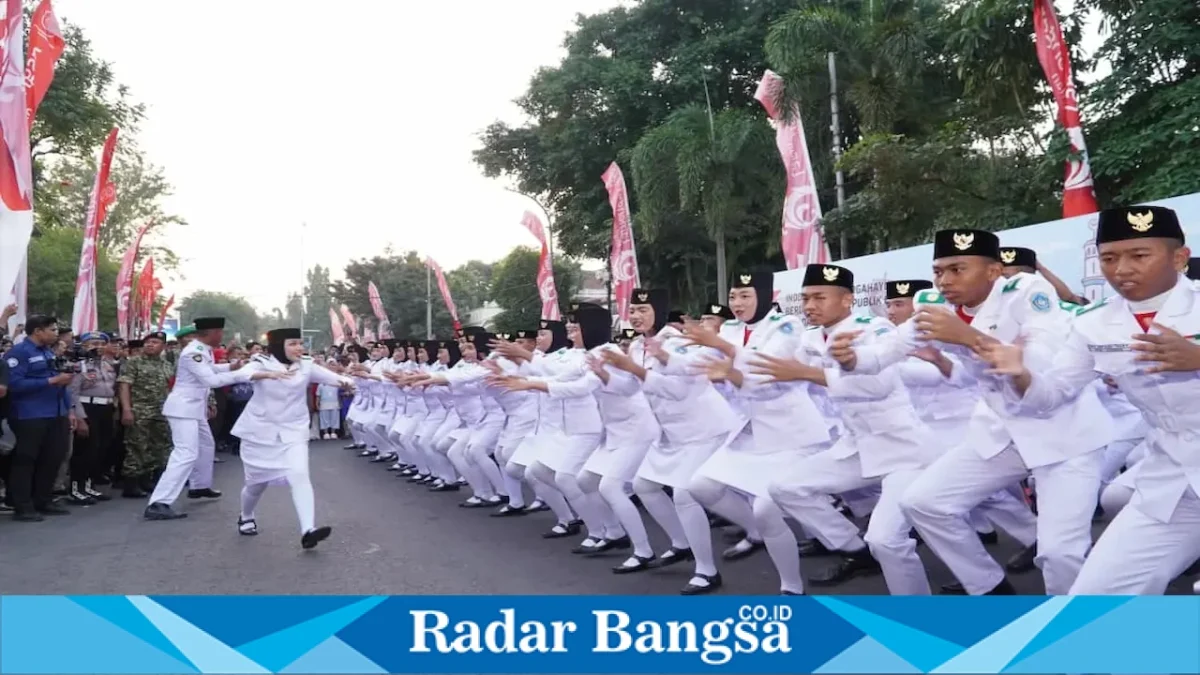 Tim Paskibraka penurunan Bendera Merah Putih di Kabupaten Lamongan, Senin (17/8). 