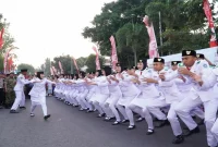 Tim Paskibraka penurunan Bendera Merah Putih di Kabupaten Lamongan, Senin (17/8).
