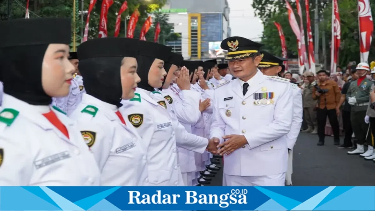 Bupati Lamongan saat menyapa tim Paskibraka pada prosesi penurunan Bendera Merah Putih di Lamongan, Senin (17/8). (Foto Dok Ho/RadarBangsa.co.id)