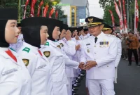 Bupati Lamongan saat menyapa tim Paskibraka pada prosesi penurunan Bendera Merah Putih di Lamongan, Senin (17/8). (Foto Dok Ho/RadarBangsa.co.id)
