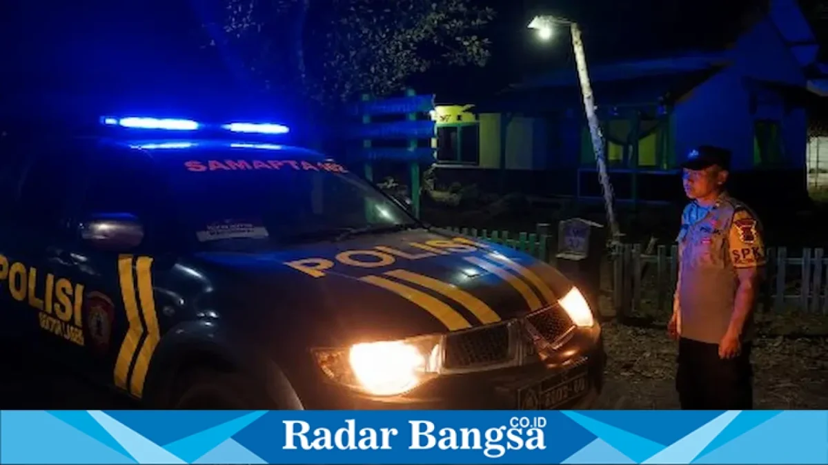 Polisi saat patroli Blue Light di jalur Laren–Petiyin, Senin (31/8/2026). (Dok. Ho/RadarBangsa.co.id)