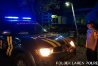 Polisi saat patroli Blue Light di jalur Laren–Petiyin, Senin (31/8/2026). (Dok. Ho/RadarBangsa.co.id)