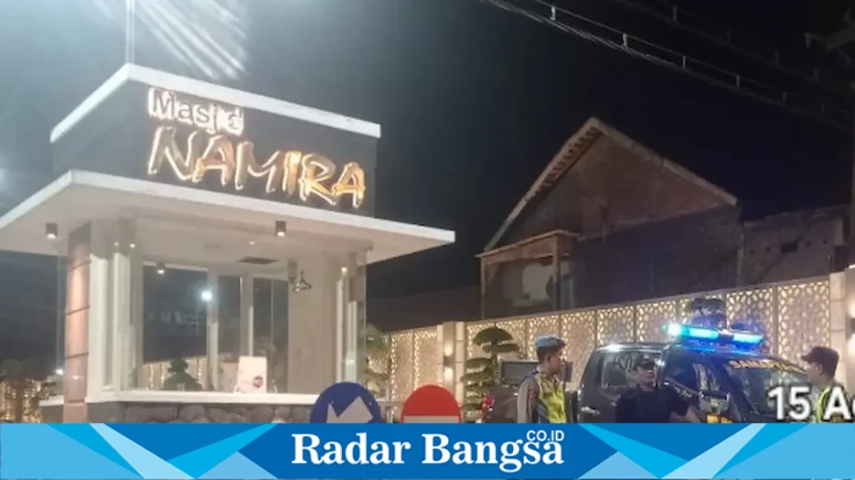 Personel Polsek Tikung melaksanakan Patroli Blue Light memantau situasi kamtibmas di Jalan Raya Mantup-Tikung serta sejumlah wilayah perbatasan, Sabtu (15/8/2026) malam. (Foto Dok Ho/RadarBangsa.co.id)