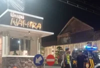 Personel Polsek Tikung melaksanakan Patroli Blue Light memantau situasi kamtibmas di Jalan Raya Mantup-Tikung serta sejumlah wilayah perbatasan, Sabtu (15/8/2026) malam. (Foto Dok Ho/RadarBangsa.co.id)
