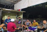 Patroli dialogis polisi bersama masyarakat membahas keresahan penagihan pinjol di Desa Laren, Lamongan, Jumat 7 Agustus 2026. (Foto Dok Ho/RadarBangsa.co.id)