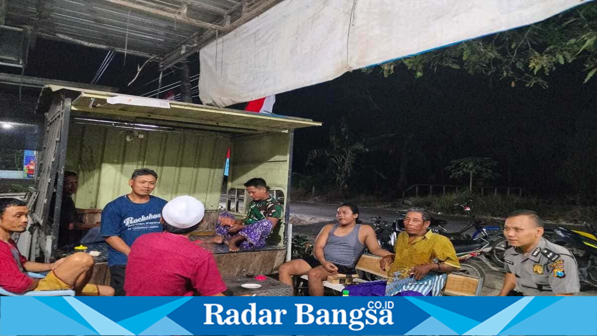 Patroli dialogis polisi bersama masyarakat membahas keresahan penagihan pinjol di Desa Laren, Lamongan, Jumat 7 Agustus 2026. (Foto Dok Ho/RadarBangsa.co.id)