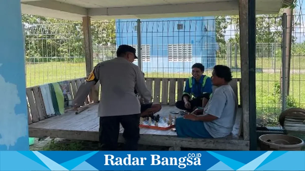 Aiptu Sukartono bersama Aiptu Hamid saat melaksanakan patroli dialogis dan Harkamtibmas bersama warga Desa Dateng, Laren, Lamongan, Rabu (26/8/2026). (Foto Dok Ho/RadarBangsa.co.id)