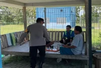 Aiptu Sukartono bersama Aiptu Hamid saat melaksanakan patroli dialogis dan Harkamtibmas bersama warga Desa Dateng, Laren, Lamongan, Rabu (26/8/2026). (Foto Dok Ho/RadarBangsa.co.id)