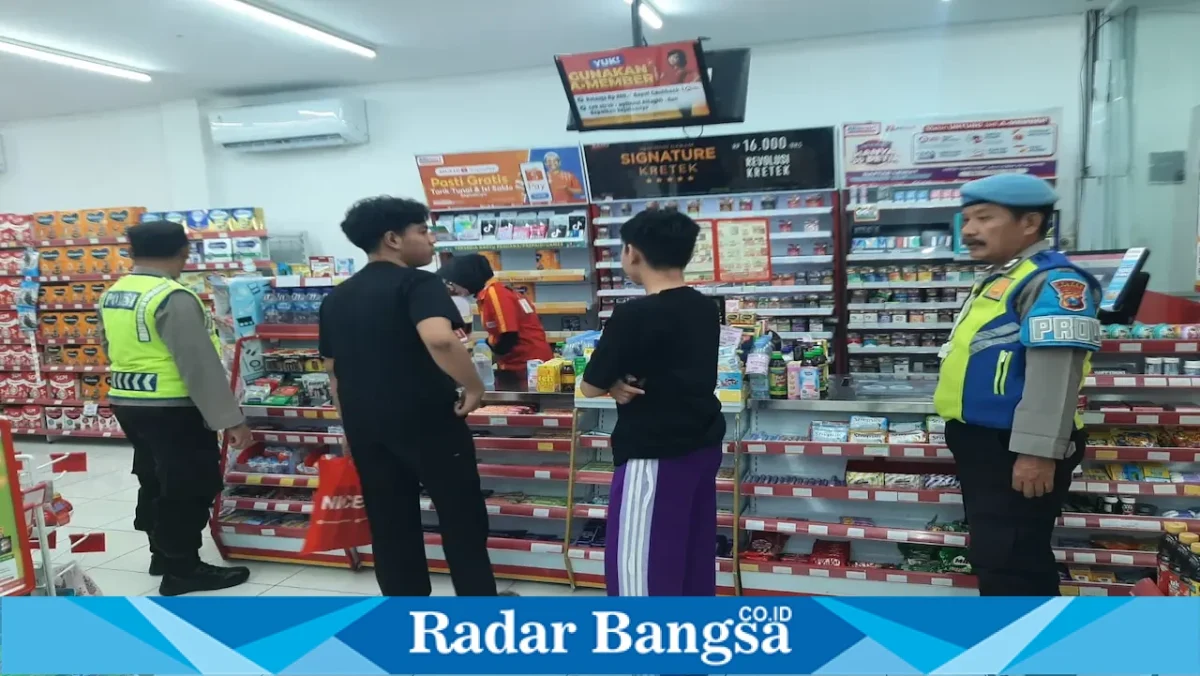 Anggota Polsek Tikung melaksanakan patroli dialogis Harkamtibmas di Alfamart dan Indomart Tikung, Rabu (12/8/2026). (Foto Dok Ho/RadarBangsa.co.id)