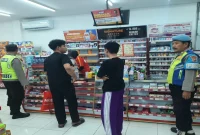 Anggota Polsek Tikung melaksanakan patroli dialogis Harkamtibmas di Alfamart dan Indomart Tikung, Rabu (12/8/2026). (Foto Dok Ho/RadarBangsa.co.id)