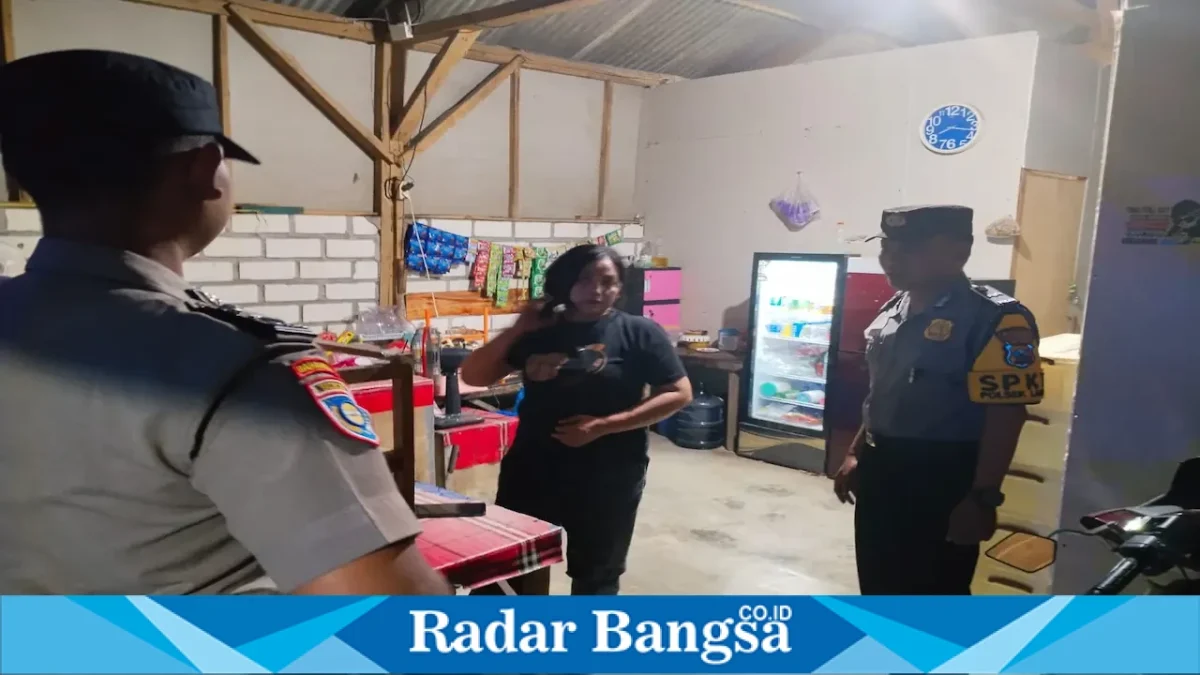 Polisi melaksanakan patroli dialogis dan Harkamtibmas di warung kopi Desa Gampangsejati, Senin (24/8/2026). (Foto Dok Ho/RadarBangsa.co.id)