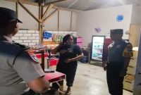 Polisi melaksanakan patroli dialogis dan Harkamtibmas di warung kopi Desa Gampangsejati, Senin (24/8/2026). (Foto Dok Ho/RadarBangsa.co.id)