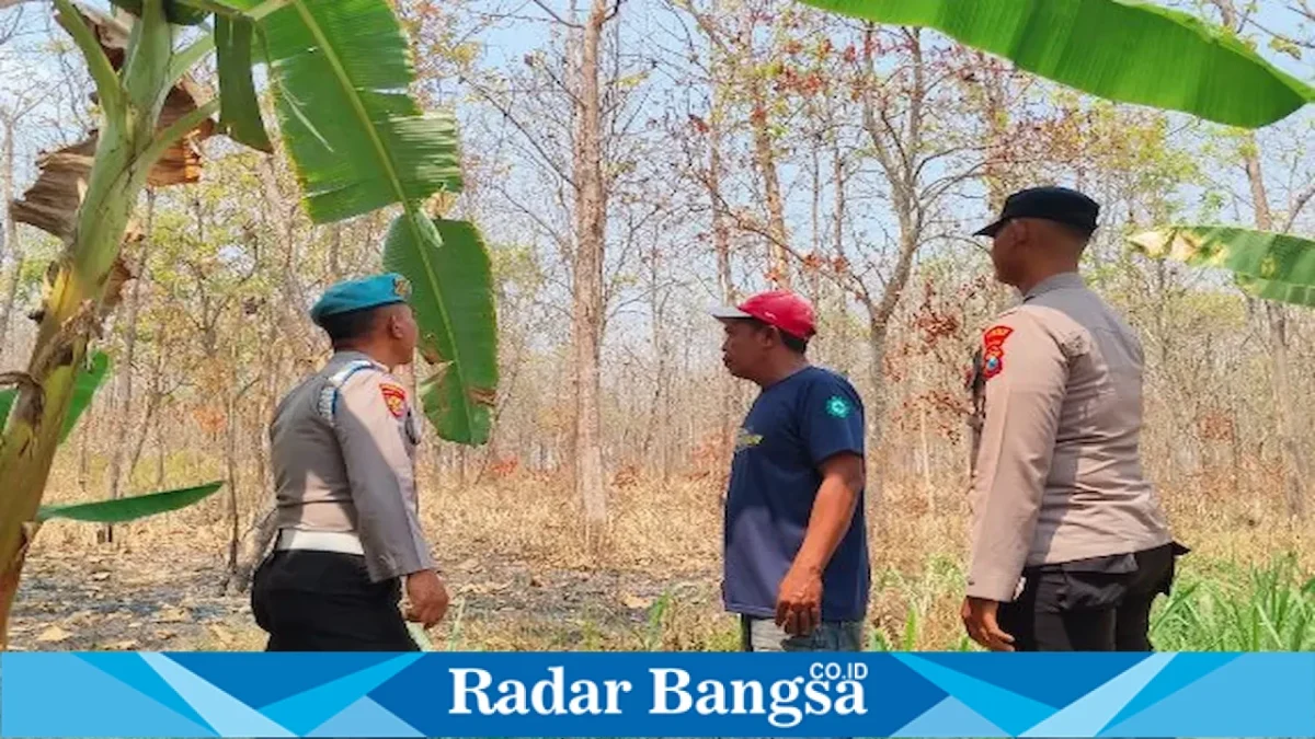 Petugas kepolisian saat melaksanakan patroli antisipasi karhutla di area hutan Desa Gelap, Kamis (27/8/2026). (Foto Dok Ho/RadarBangsa.co.id)