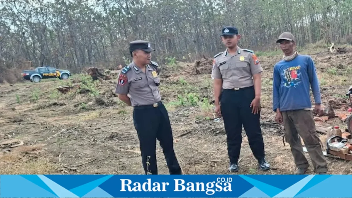 Petugas Polsek Laren saat patroli antisipasi Karhutla di area PHBM Desa Gampangsejati, Senin (24/8/2026). (Foto Dok Ho/RadarBangsa.co.id)