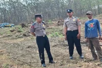 Petugas Polsek Laren saat patroli antisipasi Karhutla di area PHBM Desa Gampangsejati, Senin (24/8/2026). (Foto Dok Ho/RadarBangsa.co.id)