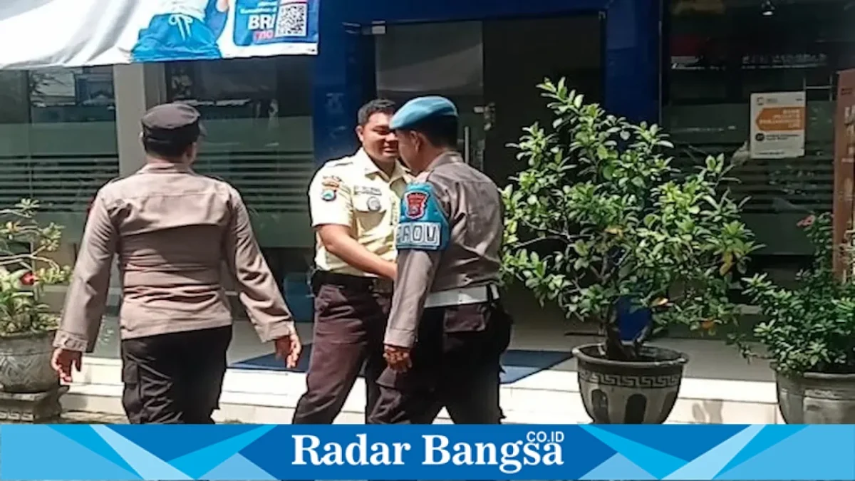 Anggota Polsek Tikung saat melaksanakan patroli objek vital di wilayah Kecamatan Tikung, Lamongan, Rabu (12/8/2026). (Foto Dok Ho/RadarBangsa.co.id)