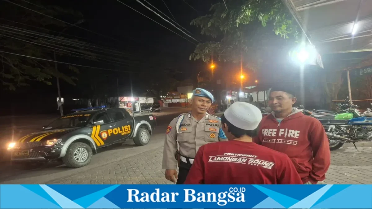 Petugas Polsek Laren saat melaksanakan patroli dialogis di wilayah Desa Laren, Lamongan, Rabu (12/8/2026) malam. (Foto Dok Ho/RadarBangsa.co.id)