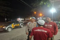 Petugas Polsek Laren saat melaksanakan patroli dialogis di wilayah Desa Laren, Lamongan, Rabu (12/8/2026) malam. (Foto Dok Ho/RadarBangsa.co.id)