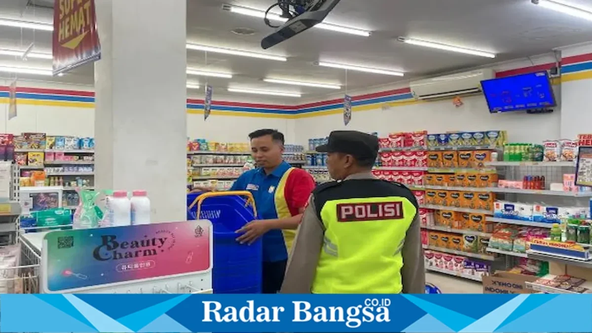 Petugas Polsek Laren saat melaksanakan patroli objek vital di ATM BRI Unit Laren, ATM BNI Laren dan SR Mart, Rabu (26/8/2026). (Foto Dok Ho/RadarBangsa.co.id)