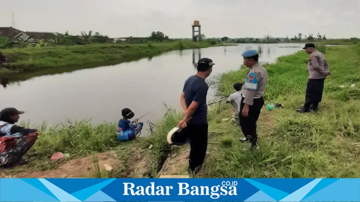 Anggota Polsek Tikung saat melaksanakan Patroli Kota Presisi dalam rangka antisipasi bencana alam di Dusun Sanur, Desa Jotosanur, Kecamatan Tikung, Lamongan, Rabu (12/8/2026). (Foto Dok Ho/RadarBangsa.co.id)