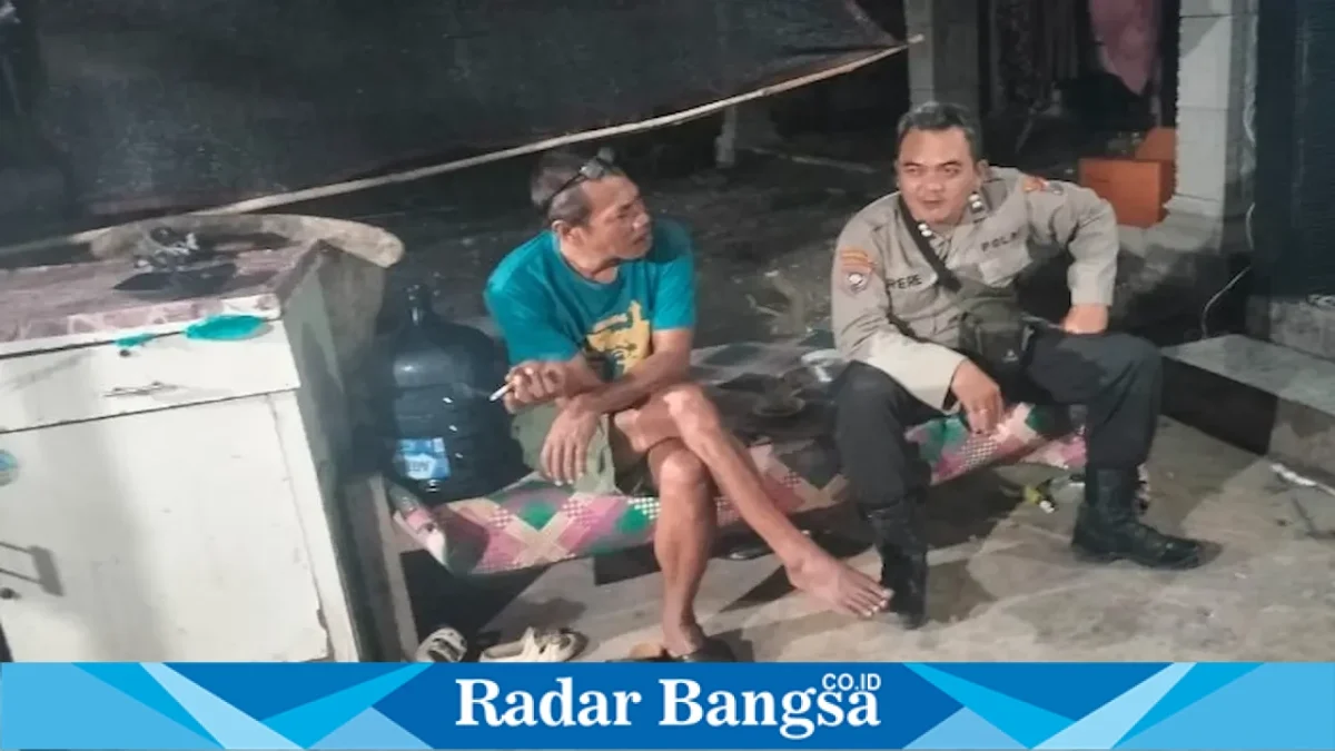 Petugas kepolisian melaksanakan patroli dialogis dan memberikan imbauan kamtibmas kepada warga Desa Bulutigo, Kamis (13/8/2026). (Foto Dok Ho/RadarBangsa.co.id)
