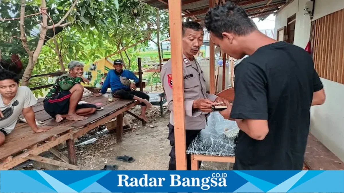 Petugas melaksanakan patroli dialogis dan memberikan imbauan kamtibmas kepada warga Desa Pesanggrahan, Kamis (13/8/2026). (Foto Dok Ho/RadarBangsa.co.id)