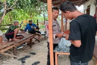 Petugas melaksanakan patroli dialogis dan memberikan imbauan kamtibmas kepada warga Desa Pesanggrahan, Kamis (13/8/2026). (Foto Dok Ho/RadarBangsa.co.id)