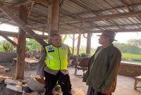 Petugas Polsek Laren memberikan imbauan kamtibmas kepada kelompok tani Desa Tejoasri, Kecamatan Laren, Lamongan, Selasa (11/8/2026). (Foto Dok Ho/RadarBangsa.co.id)