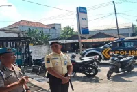 Petugas Polsek Laren saat melaksanakan patroli rutin di objek vital wilayah hukum Polsek Laren, Senin (24/8/2026). (Foto Dok Ho/RadarBangsa.co.id)