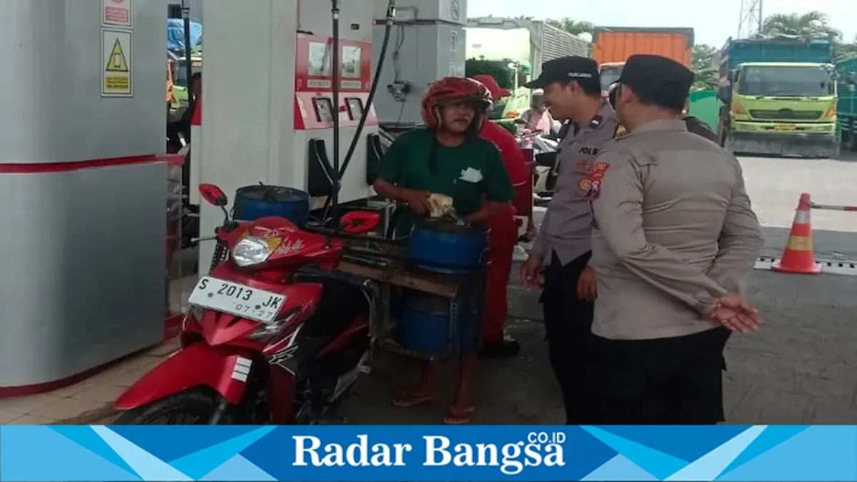 Petugas Polsek Tikung saat patroli objek vital, Minggu (30/8/2026). (Dok Ho/RadarBangsa.co.id)