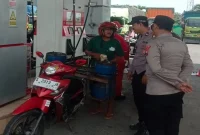 Petugas Polsek Tikung saat patroli objek vital, Minggu (30/8/2026). (Dok Ho/RadarBangsa.co.id)