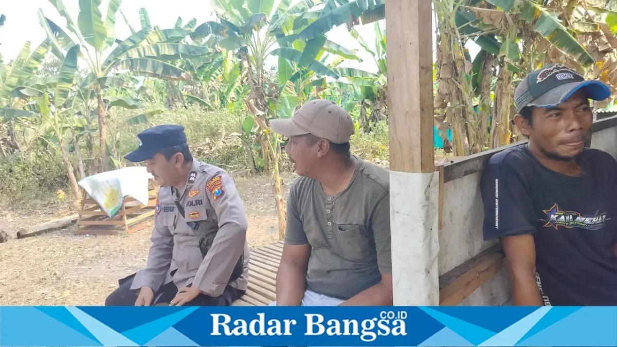 Petugas kepolisian melaksanakan patroli dialogis dan Harkamtibmas dengan memberikan imbauan kepada warga Desa Pesanggrahan, Minggu (16/8/2026). (Foto Dok Ho/RadarBangsa.co.id)
