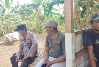 Petugas kepolisian melaksanakan patroli dialogis dan Harkamtibmas dengan memberikan imbauan kepada warga Desa Pesanggrahan, Minggu (16/8/2026). (Foto Dok Ho/RadarBangsa.co.id)