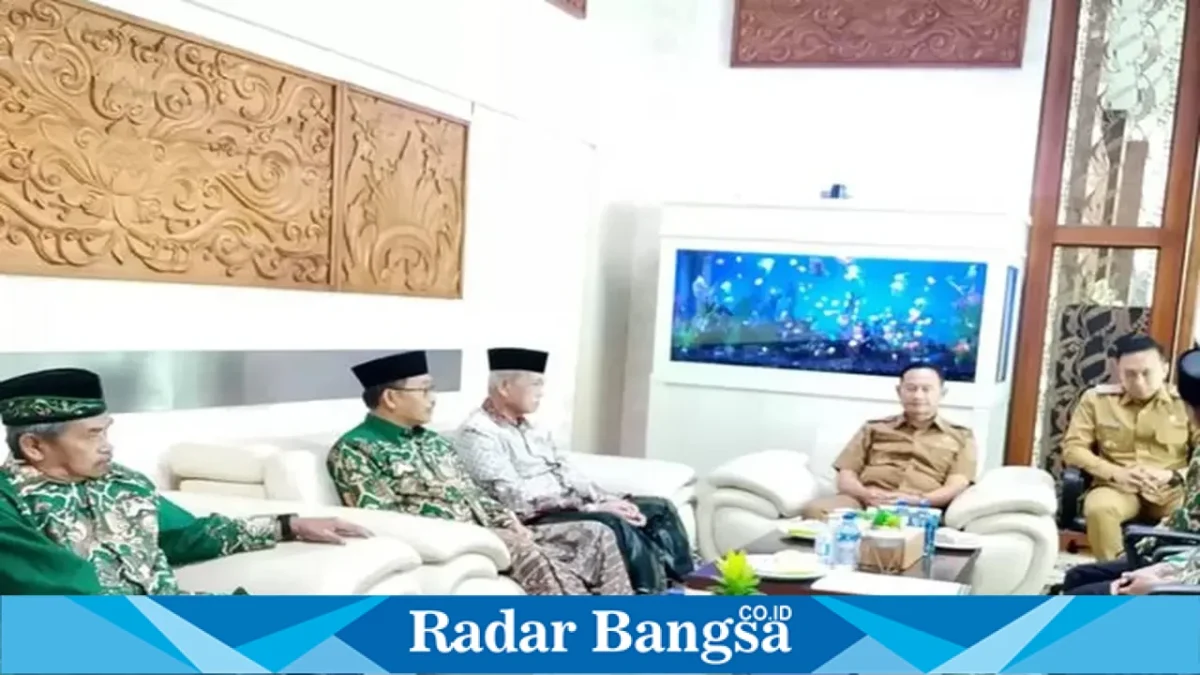 PCNU Lamongan saat menyerahkan surat pernyataan sikap terkait peredaran miras kepada Bupati Lamongan di Lamongan, Senin (24/8/2026). (Foto Dok Ho/RadarBangsa.co.id)