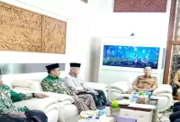PCNU Lamongan saat menyerahkan surat pernyataan sikap terkait peredaran miras kepada Bupati Lamongan di Lamongan, Senin (24/8/2026). (Foto Dok Ho/RadarBangsa.co.id)