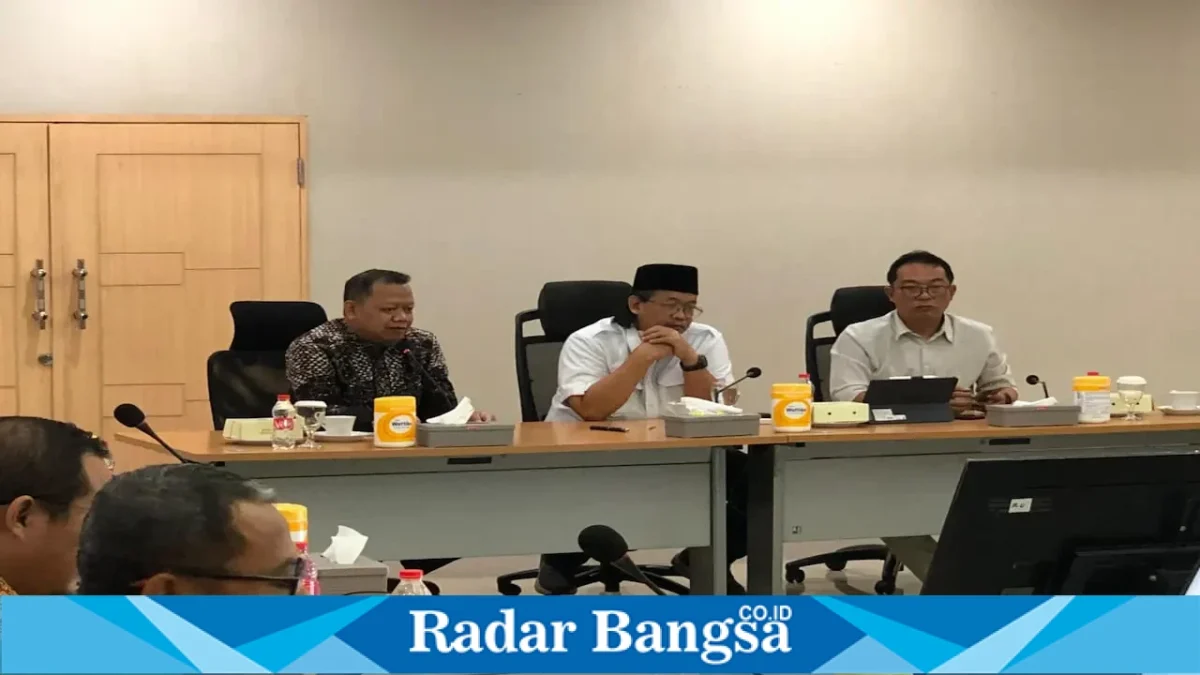 Direktur Utama PDP Kahyangan Jember Gogot Cahyo Baskoro saat menjelaskan rencana pengembangan lahan dan ekspansi tebu di Jember. (Foto Dok Ho/RadarBangsa.co.id)