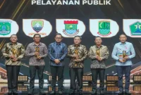 Bupati Pasuruan H.M. Rusdi Sutejo menerima penghargaan Pemimpin Daerah Awards 2026 atas inovasi pelayanan publik di Kabupaten Pasuruan. (Foto Dok Ho/RadarBangsa.co.id)