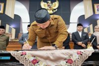 Bupati Pasuruan Rusdi Sutejo saat menandatangani kesepakatan KUA-PPAS 2027 dan Perubahan KUA-PPAS 2026 di DPRD Kabupaten Pasuruan, Senin (10/8/2026). (Foto Dok Ho/RadarBangsa.co.id)