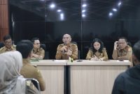 Pj Sekda Jember Achmad Imam Fauzi saat menerima perwakilan PKDI dan APDESI Jember di Kantor Bapenda Jember, Senin (10/8/2026). (Foto Dok Ho/RadarBangsa.co.id)