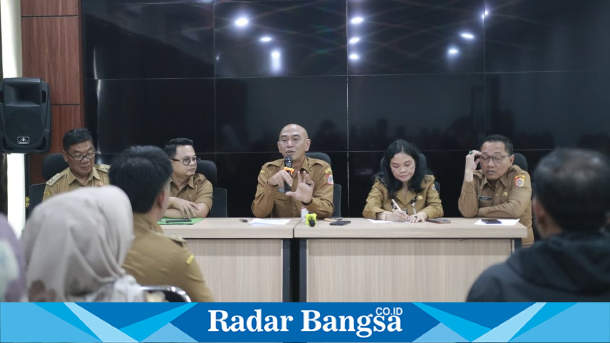 Pj Sekda Jember Achmad Imam Fauzi saat menerima perwakilan PKDI dan APDESI Jember di Kantor Bapenda Jember, Senin (10/8/2026). (Foto Dok Ho/RadarBangsa.co.id)