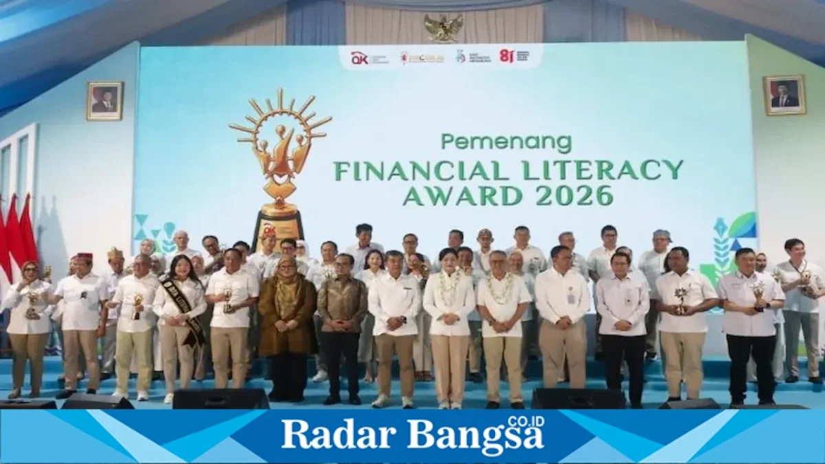 Sekda Kabupaten Malang Budiar menerima penghargaan Financial Literacy Award 2026, Jumat (28/8). (Dok Ho/RadarBangsa.co.id)